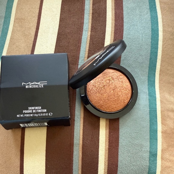 MAC Mineralize Skinfinish Powder (Gold Deposit) - Picture 2 of 3